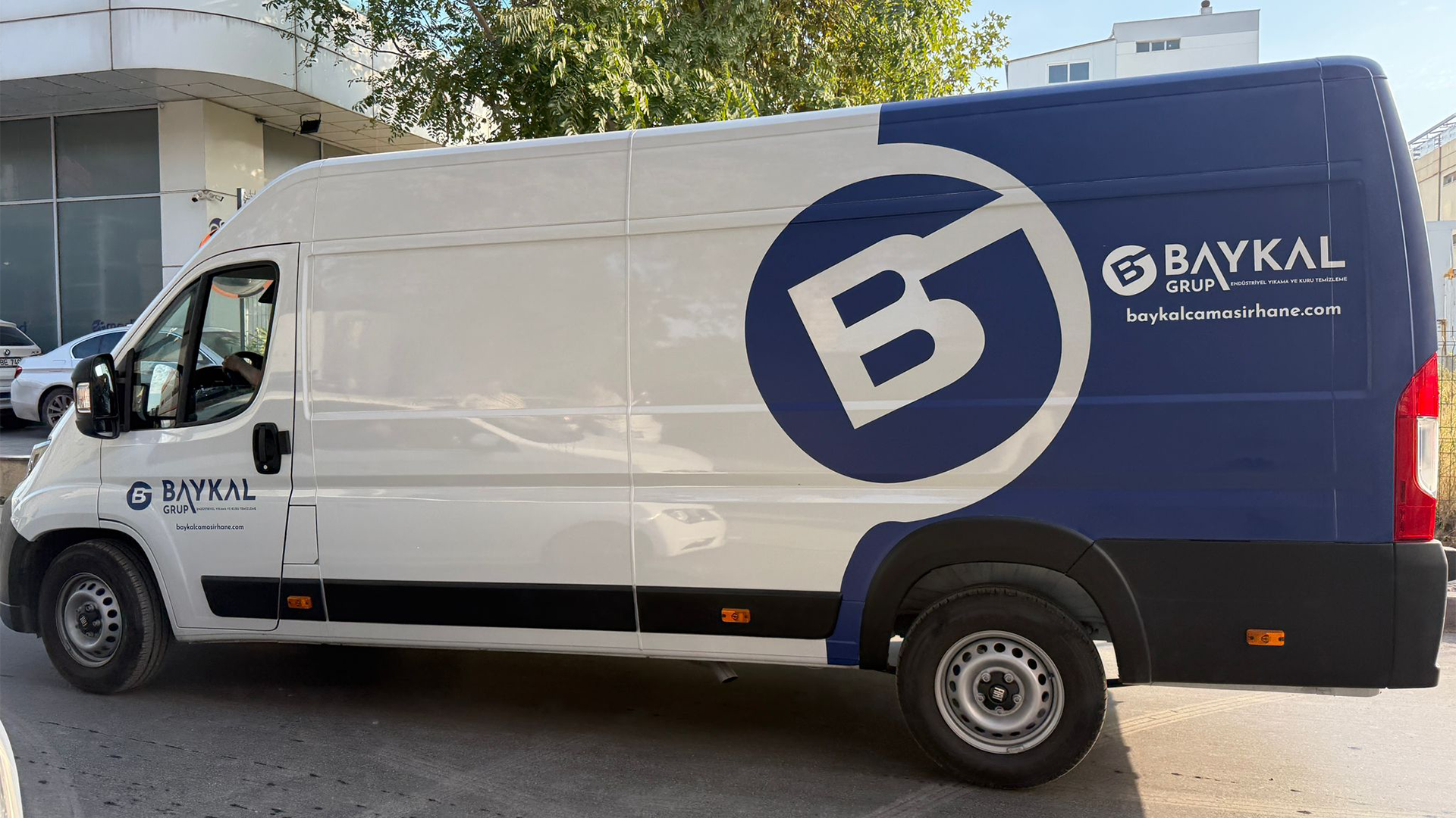 Kurumsal Kimliğe Uygun Araç Giydirme: Markanızı Yollarda Taşımanın En Etkili Yolu